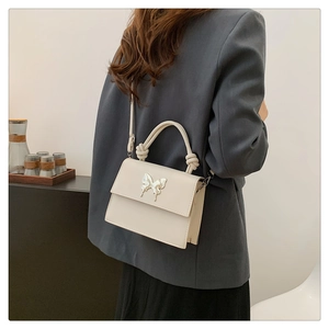 Sac bandoulière blanc crème avec boucle papillon en métal et poignée à nœud unique