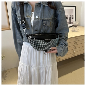 Détail de la bandoulière réglable en nylon noir et des finitions du sac banane strass