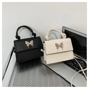 Détail de sacs à main élégants avec boucles papillon argentées et poignées nouées