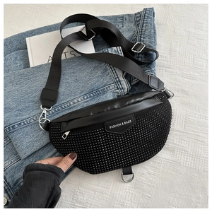 Détail du sac banane noir orné de strass avec lettrage Fashion & Bags sur fond blanc