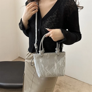 Sac à main gris clair texturé avec poignée nouée et fine bandoulière pour femmes élégantes