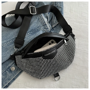 Vue détaillée du sac banane noir style punk avec rivets argentés et sangle ajustable