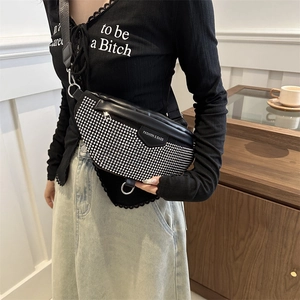 Sac bandoulière noir tendance orné de strass brillants avec sangle réglable amovible