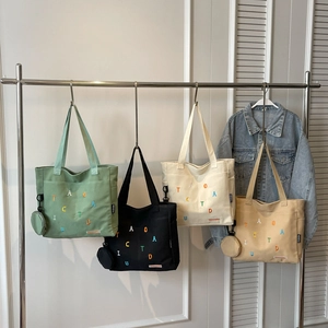 Sacs cabas en toile en quatre couleurs avec imprimés de lettres et mini pochettes