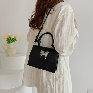 Sac à main minimaliste en cuir noir avec papillon argenté pour la mode estivale