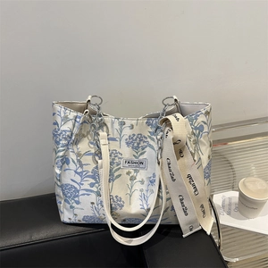 Sac fourre-tout à imprimé floral bleu avec chaîne argentée et bandoulière en cuir blanc