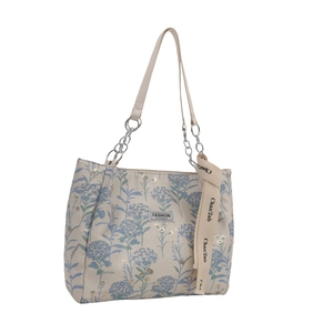 Sac fourre-tout à fleurs style porcelaine bleue avec anses en chaîne métallique