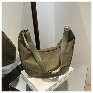 Detail van olijfgroene canvas halve maan tas met verstelbare riem en matte gesp