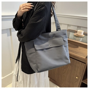 Détail du sac cabas en toile gris foncé avec poche avant à rabat aimanté et poche latérale