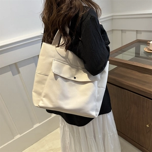 Grand sac fourre-tout beige pour hommes avec poche à rabat et boucle en métal noir