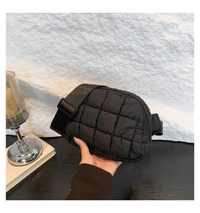 Détail du sac bandoulière nuage matelassé noir avec bandoulière large réglable