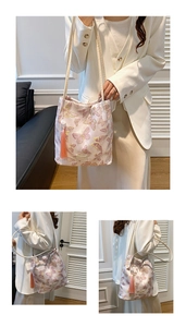 Détail d'un sac bandoulière rose avec broderie papillon et pompon en soie élégant