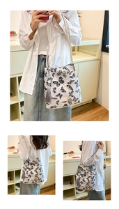 Détail du sac cabas en toile avec imprimés papillons et élégant pendentif à franges grises