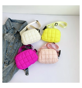 Vue à plat de sacs à bandoulière matelassés en blanc, jaune, magenta et rose clair