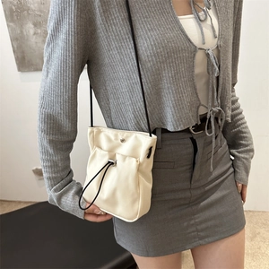 Sac à bandoulière crème minimaliste avec cordon de serrage et fine sangle noire élégante