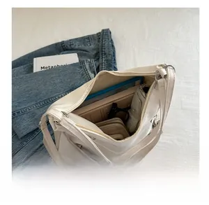 Vue détaillée d'un grand sac blanc montrant sa grande capacité pour les essentiels