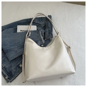 Vue détaillée du grand sac cabas en cuir PU blanc crème avec bandoulière réglable