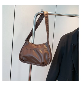 Detailed view of the dark brown hobo bag with soft pleated leather and wide strap