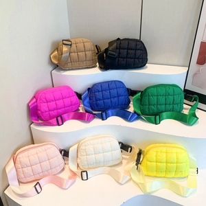 Collection de sacs bandoulière en nylon matelassé aux couleurs vives et sangle large