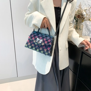 Sac bandoulière tendance à carreaux colorés avec franges et boucle nœud argentée