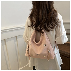 Détails du sac à dos rose avec ornements papillons en métal et bandoulière réglable