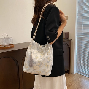 Grand sac cabas beige avec broderie papillon, pendentif gland et fines bandoulières