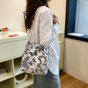 Sac seau style chinois avec imprimés papillons et élégant pendentif à pompons gris