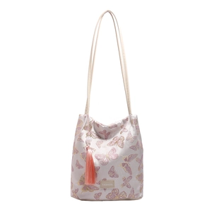 Sac seau en tissu rose avec broderies papillons, glands et fines bretelles en cuir