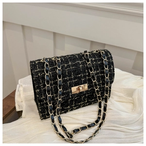 Détail du sac bandoulière en tweed noir avec tissage métallisé et fermoir carré doré