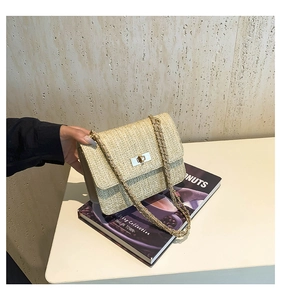 Détail du tissage en paille chevrons et fermoir tournant doré du sac bandoulière