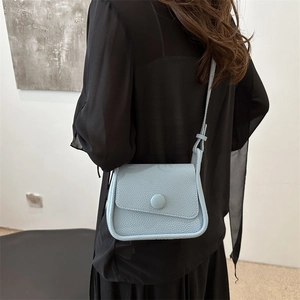 Minimalistische hellblaue Schultertasche mit Lychee-Muster und runder Knopfverzierung