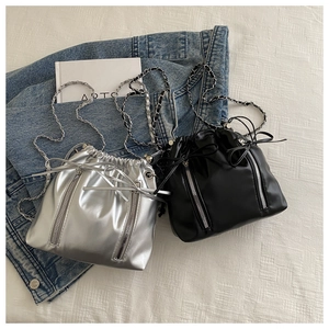 Détails de sacs seaux à cordon en argent et noir avec zips et bandoulières en chaîne