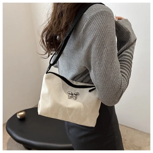 Schicke weiße Falten-Schultertasche mit silberner Schmetterlingsschnalle und Gurt