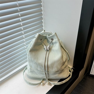 Sac Seau pour Femme en Cuir PU Plissé Avec Boucle Papillon Cordon de Künstliche Perles Grande Capacité Sac à Dos Bandoulière Décontracté Quotidien