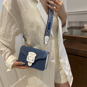 Blaue und weiße Umhängetasche aus Segeltuch mit breitem Gurt für den Sommer-Freizeitlook