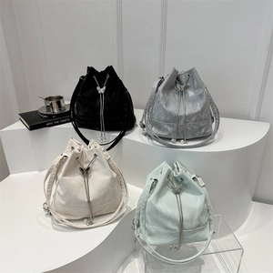 Sac seau à chaîne minimaliste en quatre couleurs pastel avec breloques papillon