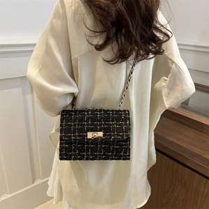 Sac bandoulière chic en tweed noir avec chaîne dorée et texture tissée élégante