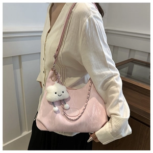 Rosa plissierte Schultertasche mit Silberkette und Wolkenanhänger an einem Model