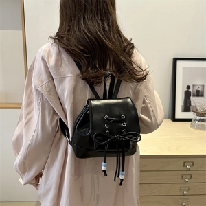 Mini sac à dos en similicuir noir tendance avec nœud élégant et cordons à perles