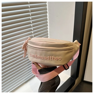 Vue détaillée du sac en nylon rose avec broderie 3D et bandoulière réglable chic