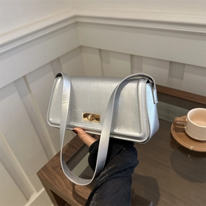 Borsa sottobraccio rettangolare argento lucido con chiusura a scatto dorata