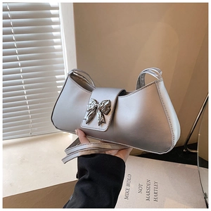 Détail du sac à bandoulière argenté en forme de lune avec boucle papillon et cuir PU brillant