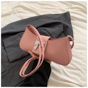 Détail du sac sous le bras en cuir PU rose avec boucle papillon en métal argenté