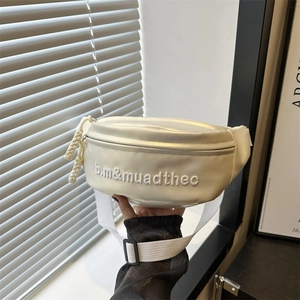 Sac bandoulière en cuir PU crème avec broderie et détail de fermeture tressée