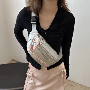 Sac bandoulière argenté métallisé avec broderie rose et fermeture éclair tressée