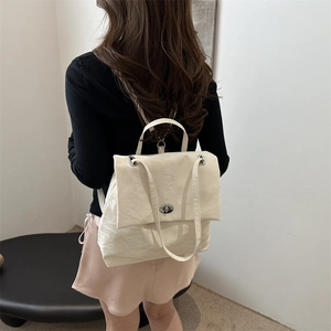 Sac à bandoulière crème chic avec texture plissée et fermoir rotatif argenté pour le quotidien