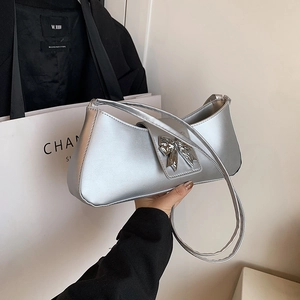 Sac sous le bras pour femme en cuir PU avec décoration de nœud en métal de couleur unie Sac à bandoulière minimaliste de style urbain