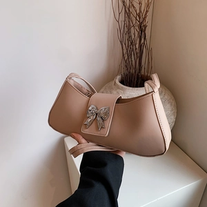 Sac hobo beige en similicuir avec détail papillon argenté et forme en demi-lune