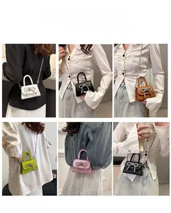 Grille détaillée montrant des mini sacs bandoulière en cinq coloris avec nœuds