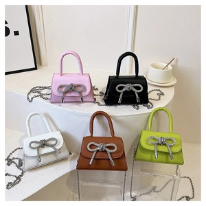Cinq mini sacs à main de couleurs acidulées avec nœuds strass et bandoulières